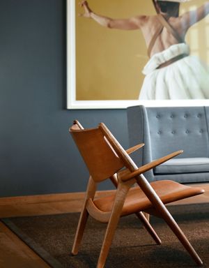 Stol, lampe og plakat
